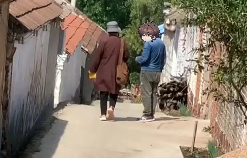 此时2人正在胡同里兜售"平安符","这是大师开光加持过的288元人财两