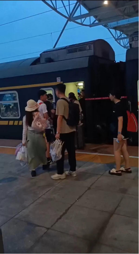 山东小伙每日6小时跨城通勤，一路电动车、火车、地铁……