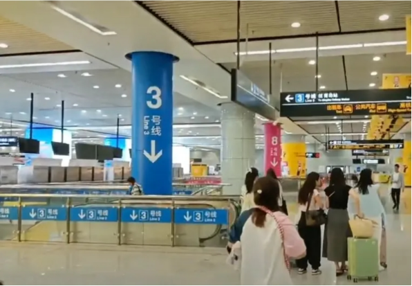 山东小伙每日6小时跨城通勤，一路电动车、火车、地铁……