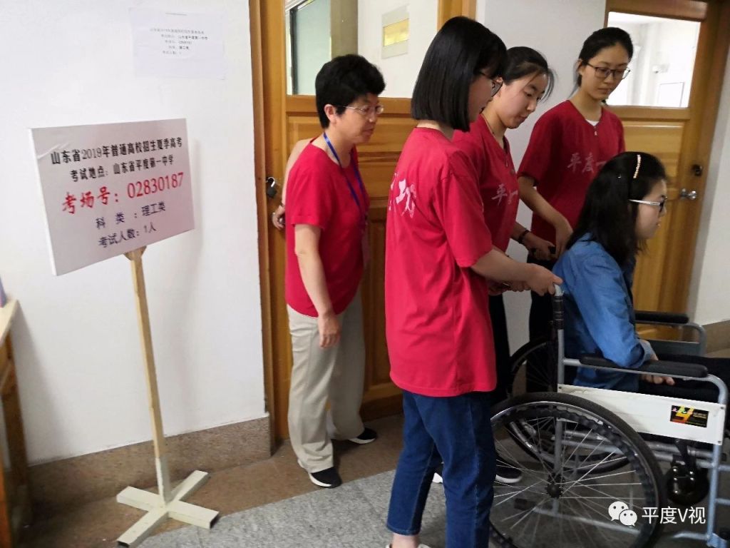 2019年高考期间半岛记者邬明洋报道蔡东晓事迹。