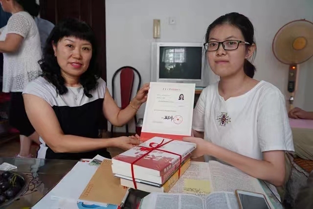 2019年，青岛大学副校长刘彩云亲子将录取通知书送到蔡东晓家里。