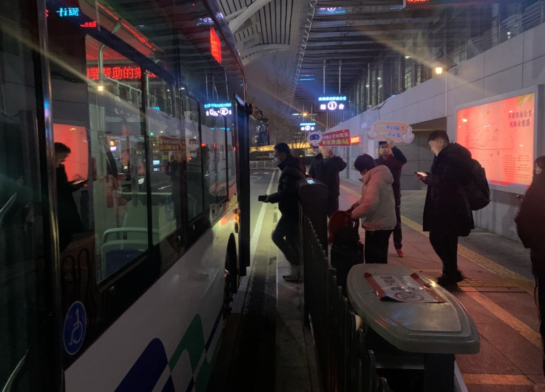新春走基层｜春运人潮涌动，济南西站“高铁不到站，公交不收车”