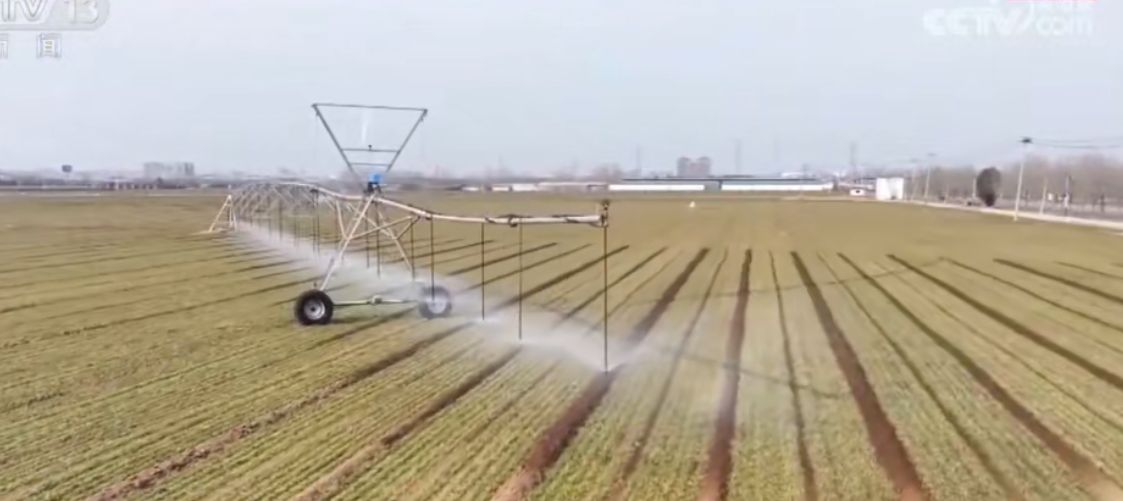 央视点赞了！兖州区智能喷灌设备助力30余万亩冬小麦“喝上”返青水