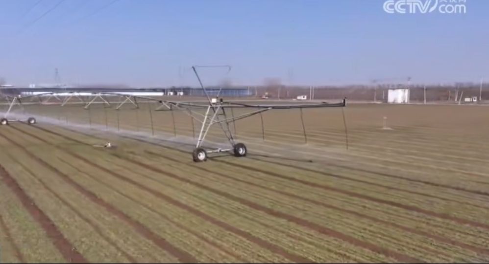 央视点赞了！兖州区智能喷灌设备助力30余万亩冬小麦“喝上”返青水
