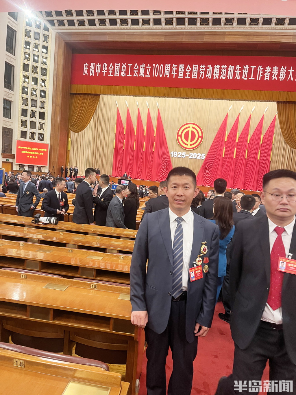 青岛故事｜代小虎：从全国五一劳动奖章到全国劳动模范，快递小哥的“较真”