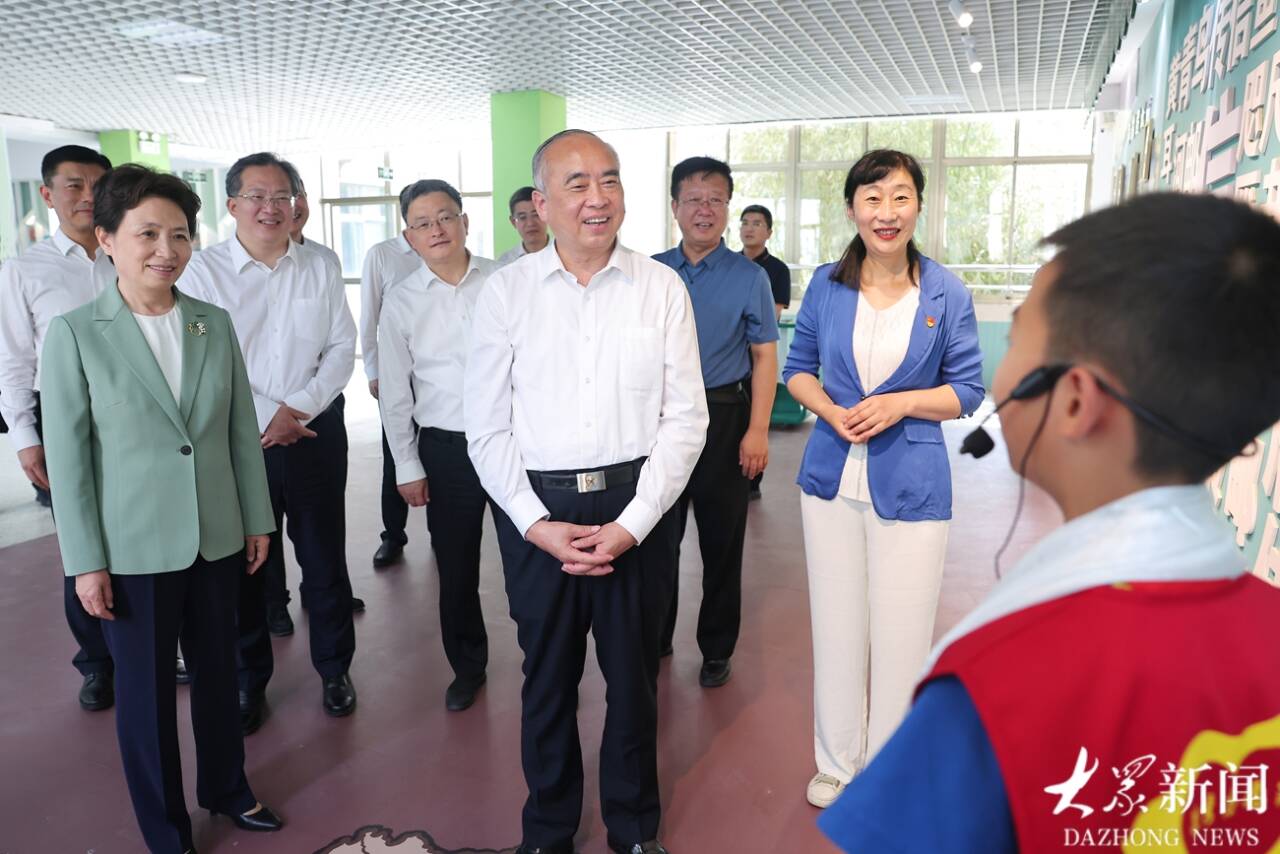6月1日前夕，Lin Wu拜访了Jinan的儿童和儿童。该省的儿童节快乐
