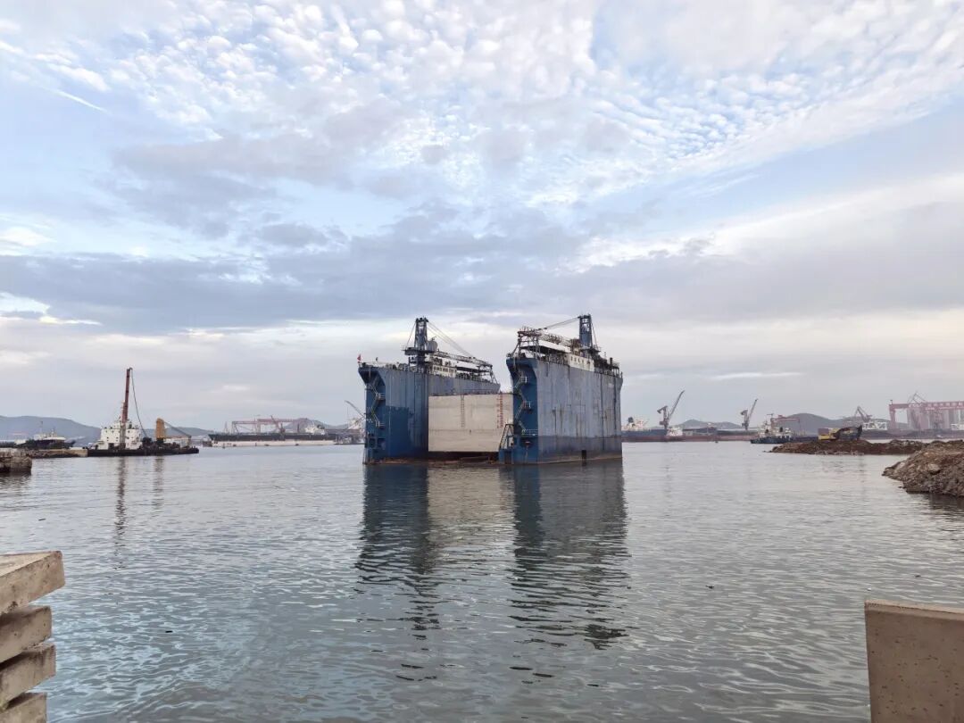 沉箱全部安装完成！青岛一海工项目迎新进展