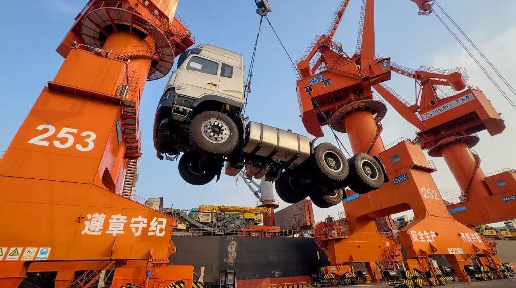 前11个月青岛港对非出口机械设备吞吐量同比激增168%