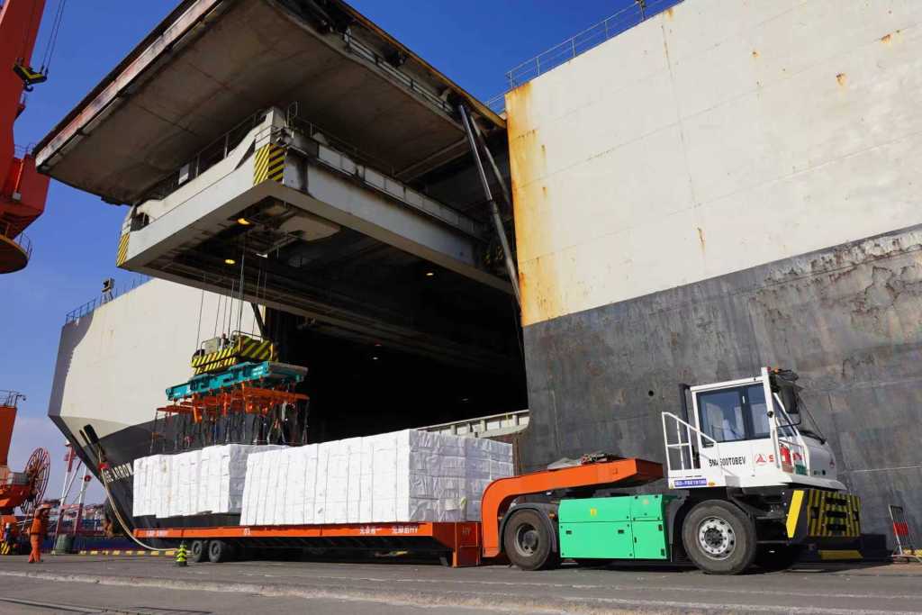卸完即装、双向满载！山东港口青岛港纸浆码头发力“重来重回”