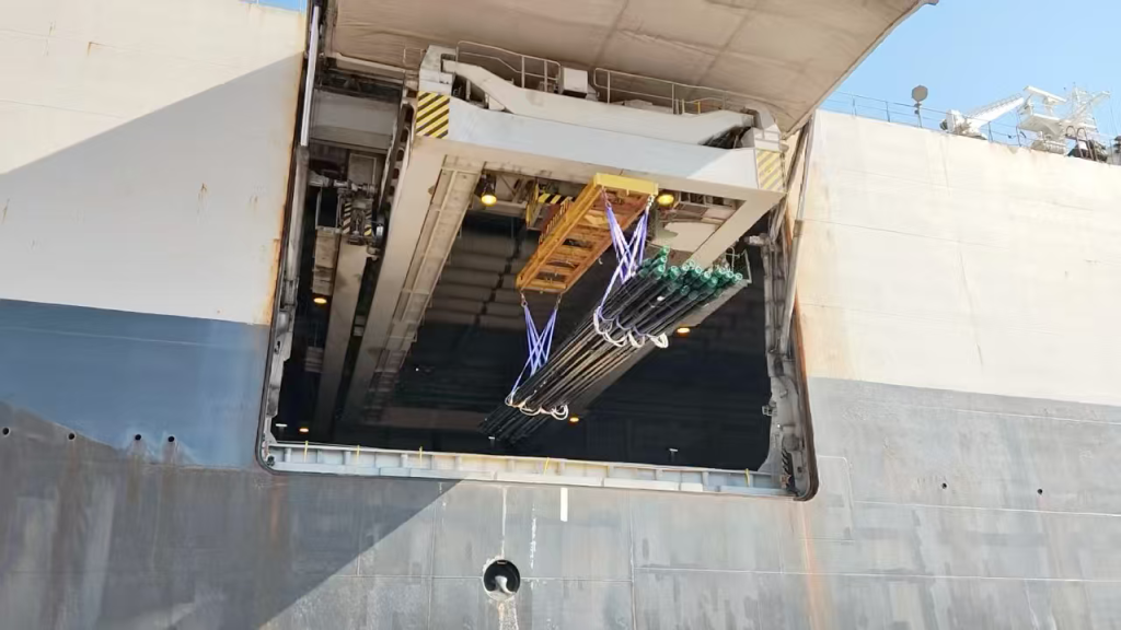 卸完即装、双向满载！山东港口青岛港纸浆码头发力“重来重回”