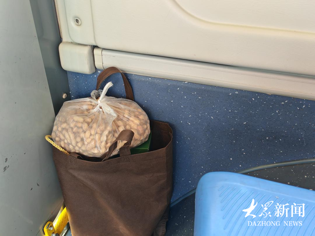 新春走基层｜“卖菜公交”上，菜农咋“丢”了包？