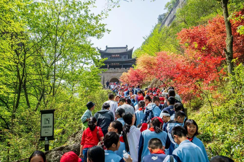 给中小学生放春秋假，也要落实家长带薪年休假