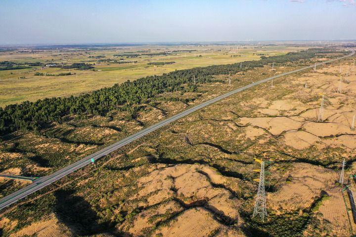 2025年9月10日拍摄的库布其沙漠北缘锁边林带(无人机照片)。图源新华社记者.jpeg