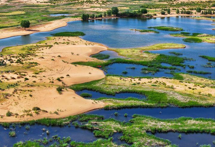 2025年6月6日在鄂尔多斯市杭锦旗拍摄的库布其沙漠中的一处绿洲(无人机照片)。图源新华社.jpeg