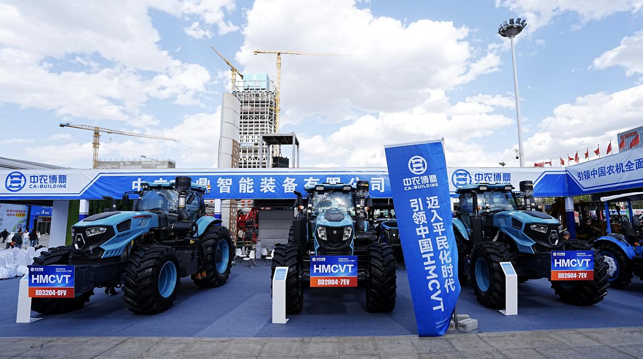 中农博鼎自主研制的HMCVT智能拖拉机在2026新疆国际农业机械博览会上亮相。赵永新摄