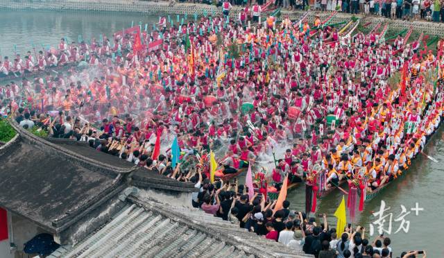 12艘龙舟在潭王村王氏祠堂前集结。