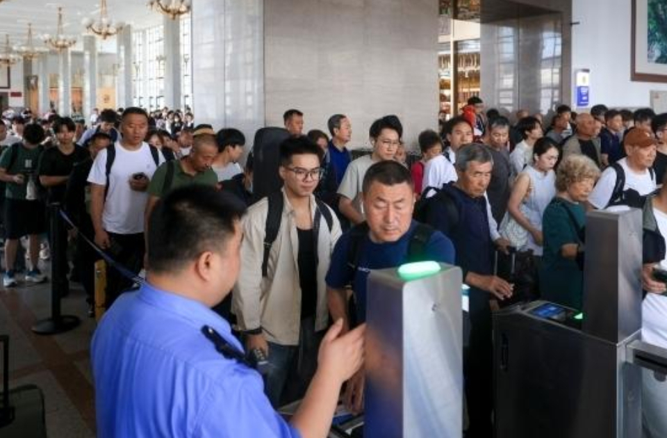 端午假期第二天全国铁路预计发送旅客122