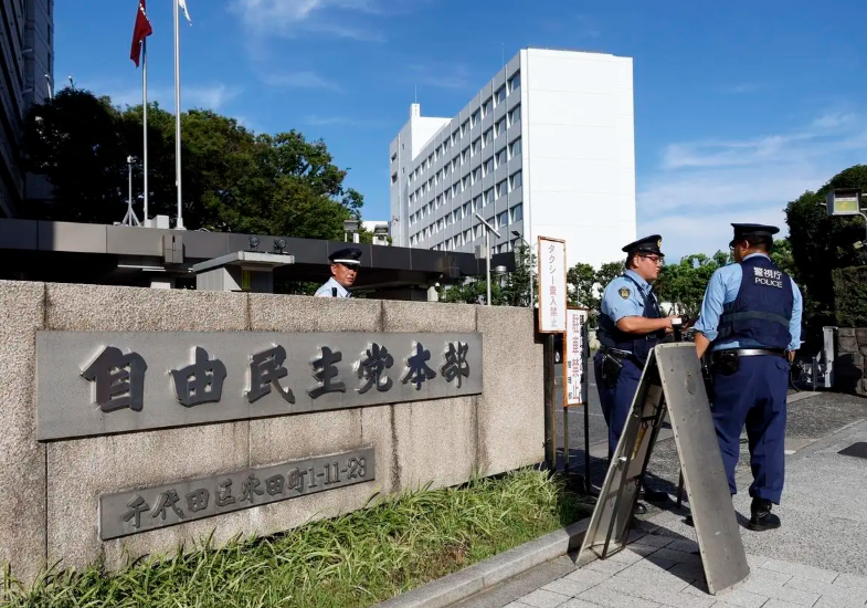“进贡”丑闻震荡政坛 日本民众：我们根本