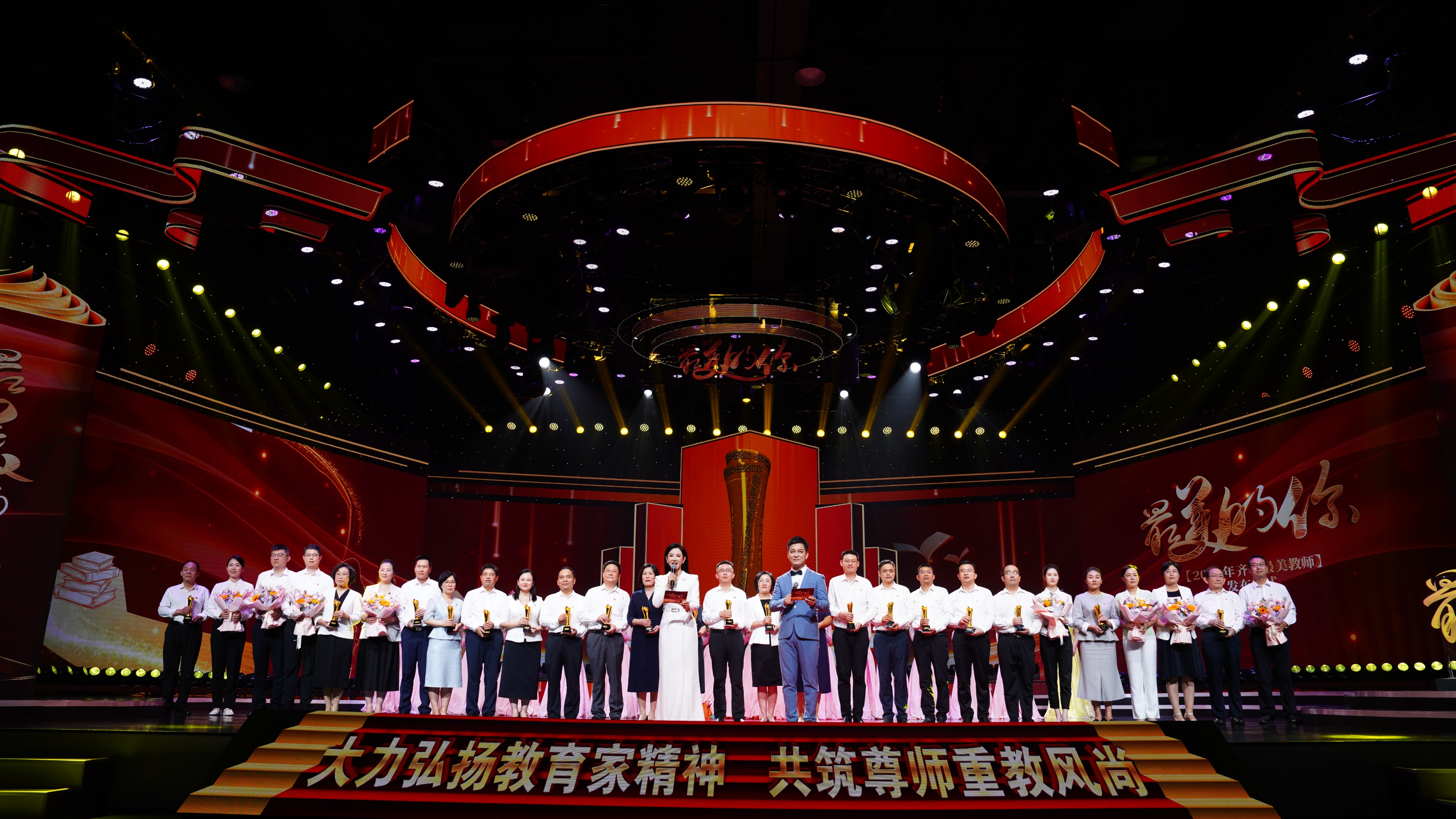 三尺讲台，四季耕耘——“齐鲁最美教师”用行动和青春诠释“何以为师”