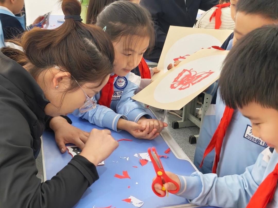 老师带领剪纸