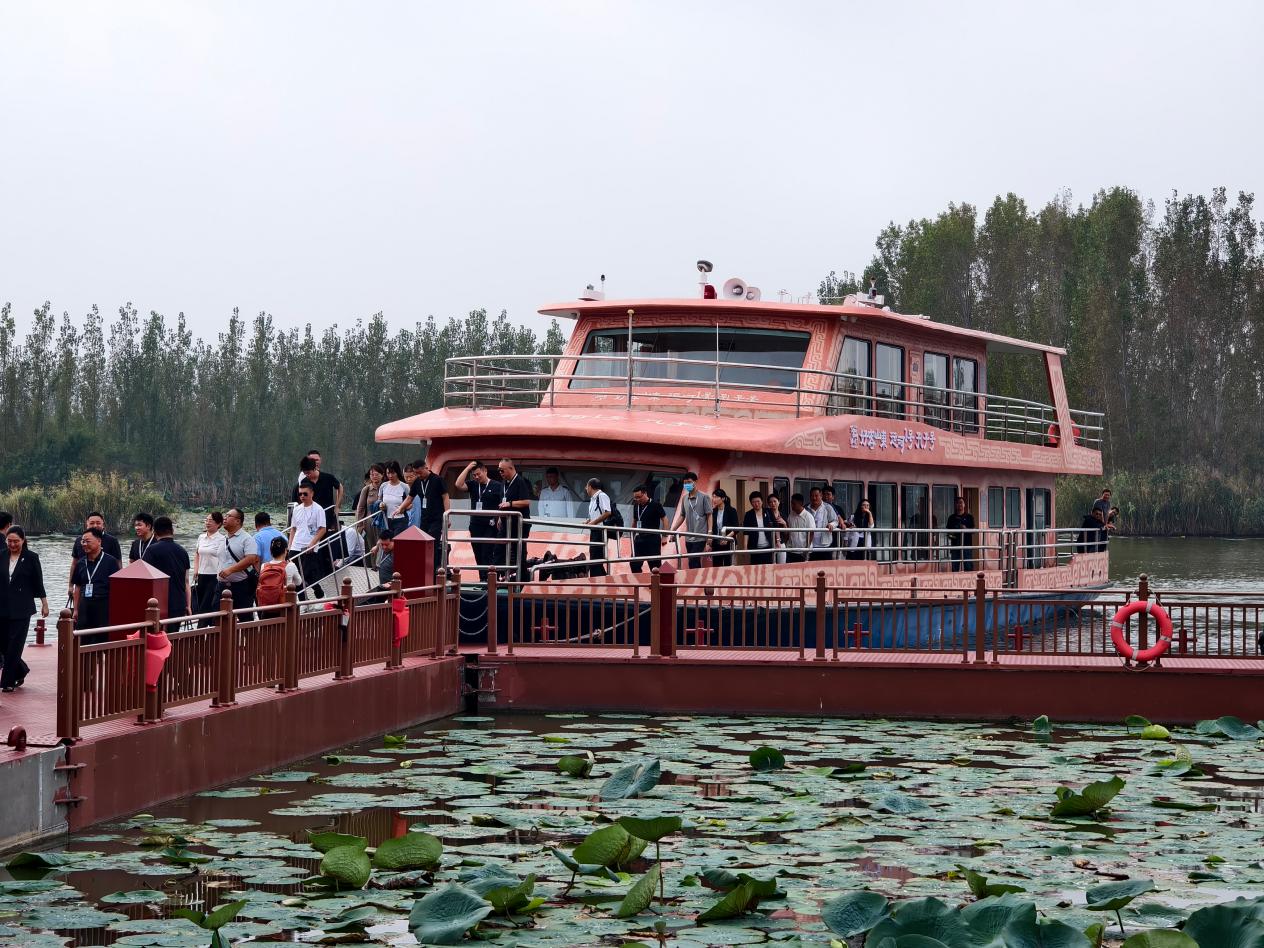 “运河1号”主力游船“孔子号”满载游客抵达南阳古镇。济宁市文旅局供图