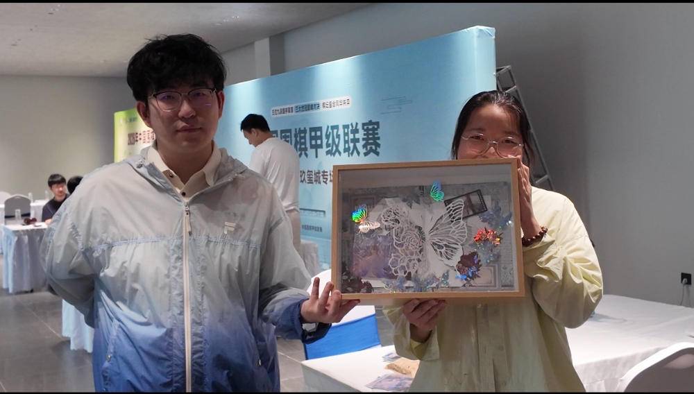 不喧哗的热爱：方寸画卡藏尽围甲温柔