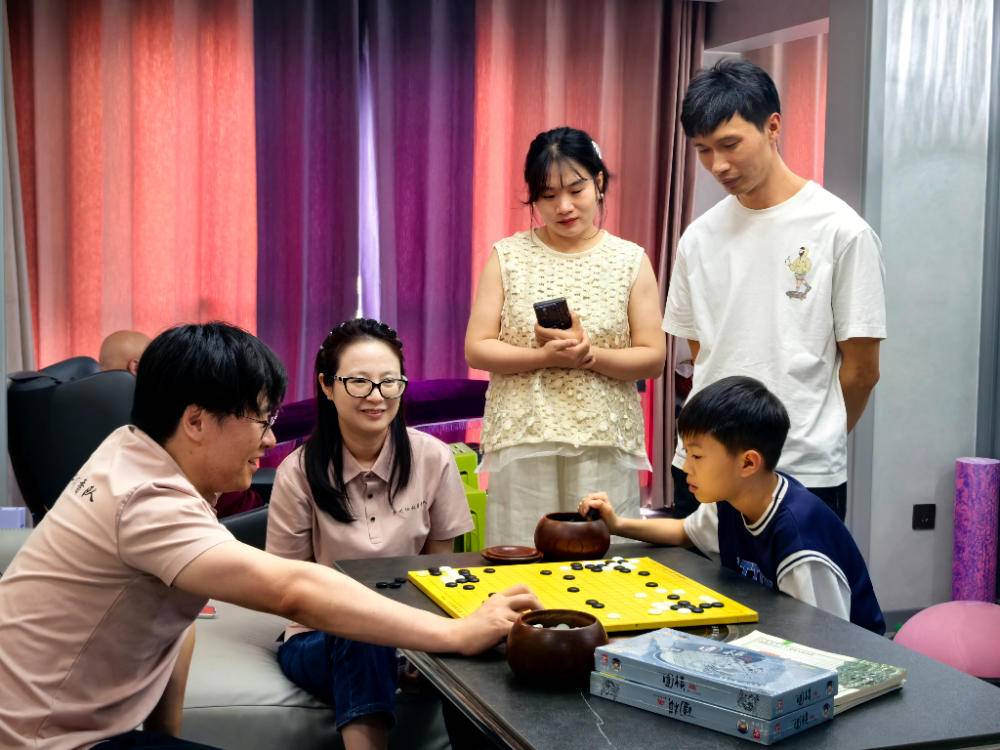 刘玮 | 棋韵润童心，温情满酒都——记录国手走访棋童家庭的温暖瞬间