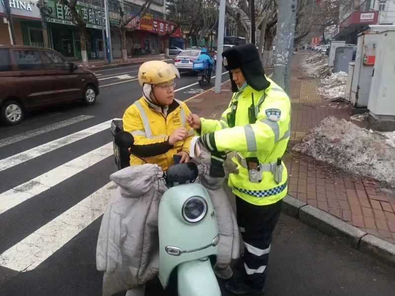 為騎手安全加碼招遠交警持續加強外賣行業交通管理