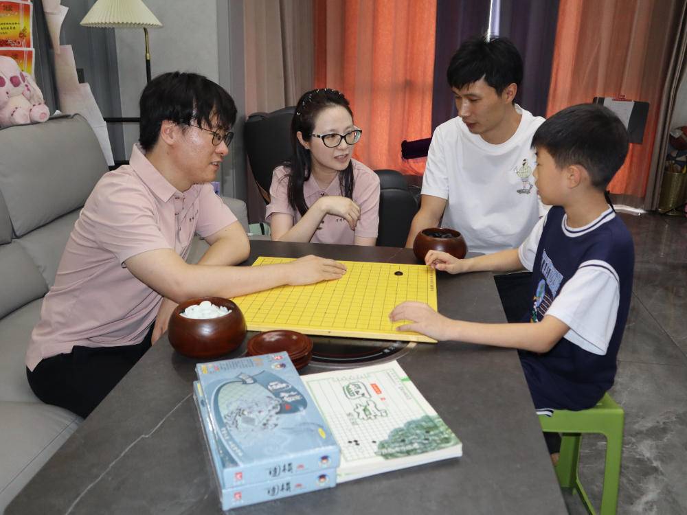 刘玮 | 棋韵润童心，温情满酒都——记录国手走访棋童家庭的温暖瞬间
