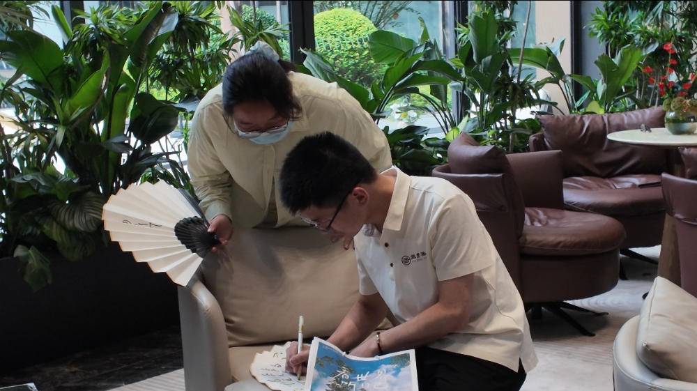 不喧哗的热爱：方寸画卡藏尽围甲温柔