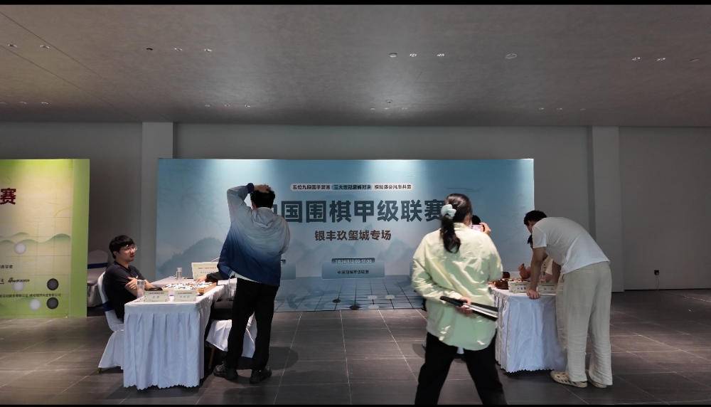 不喧哗的热爱：方寸画卡藏尽围甲温柔